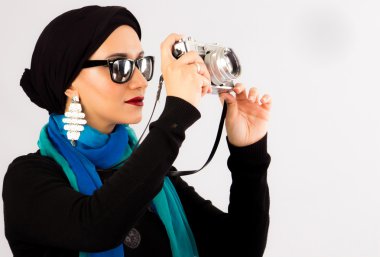 Genç Tesettür ve renkli atkı eski fotoğraf makinesi tutan kadın