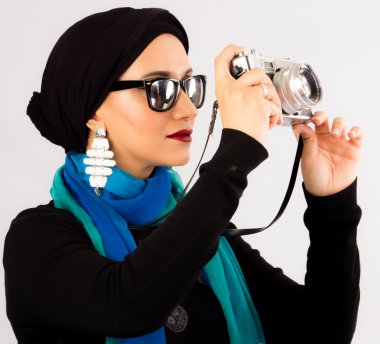 Genç Tesettür ve renkli atkı eski fotoğraf makinesi tutan kadın