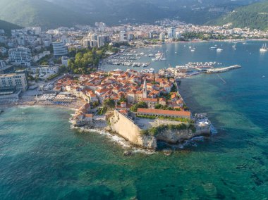 Budva 'nın Karadağ' daki eski bir kasabasının insansız hava aracı çekimi. Karadağ 'ın Budva kentinin yükseklerinden bir fotoğraf. Deniz ve kasaba arkada görülebilir..