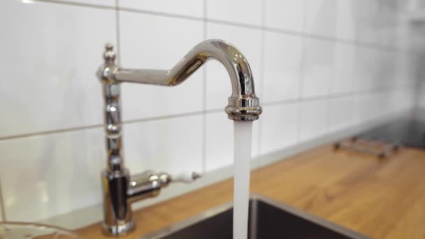 Homem Enchendo Copo Água Uma Torneira Cozinha Aço Inoxidável Água — Vídeo de Stock