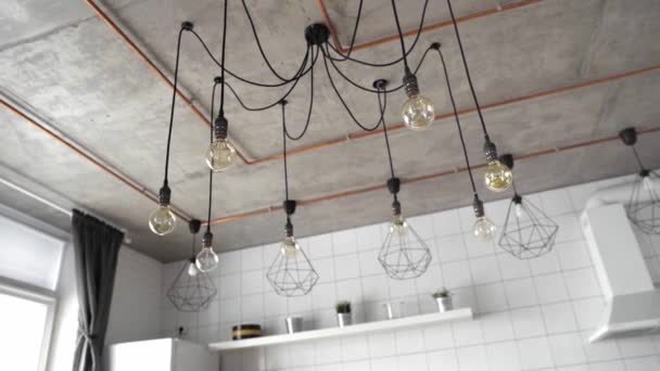 Lâmpadas de edison antiguidades decorativas com fio reto. Grandes lâmpadas incandescentes vintage penduradas na cozinha moderna. Lâmpadas ineficientes de incandescência desperdiçam eletricidade. Dimmable, branco quente, E27 — Vídeo de Stock