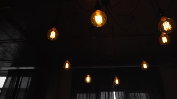 Bohlam lampu edison antik dengan kawat lurus. Lampu pijar vintage besar tergantung di ruang gelap. Lampu filamen yang tidak efisien menghabiskan listrik. Dimmable, putih hangat, dipimpin — Stok Video