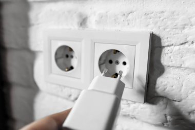 Boş aletlerin fişini çekmek elektrik tasarrufu sağlar. Boş telefon şarjı ya da güç adaptörleri. Vampir gücü, beklemede kal. Avrupa 'nın duvar prizine eklenti adaptörü. USB prizi elektrik prizine takın
