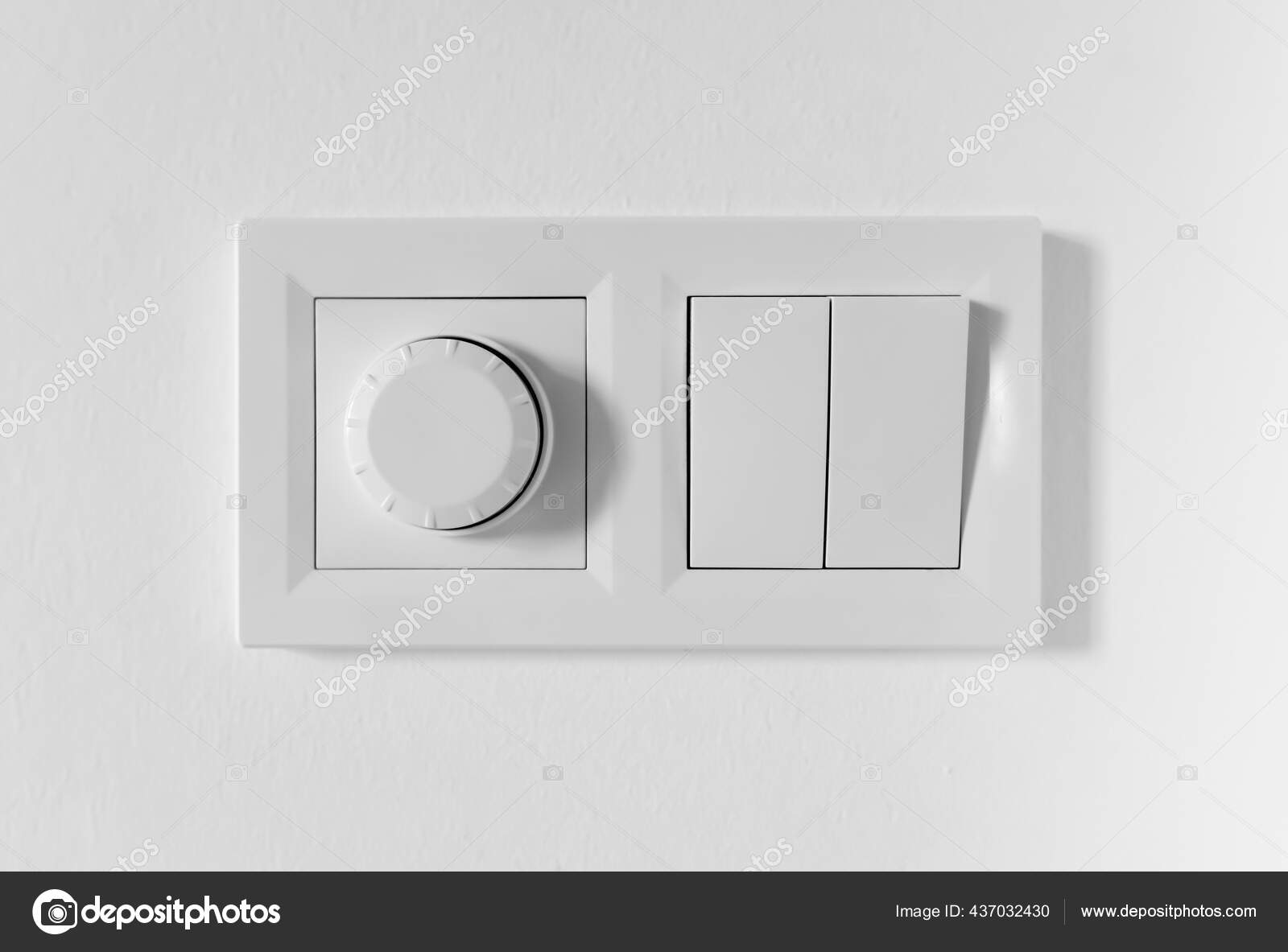 Par de interruptores de luz simples con atenuador. Interruptor doble  mecánico de plástico barato con termostato contra pared blanca. Antiguo  panel de control del aire acondicionado. Smart Home aparatos de control  climático