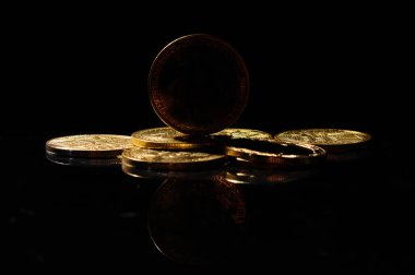 Piyasadaki karanlık altyazı. Siyah ayna yüzeyine karşı bozuk paraların üzerinde yeni bir kripto para. Siyah kripto simgesi. İsimsiz ya da isimsiz para. Bağımsız ahır parası. Alternatif dijital varlık tipi.