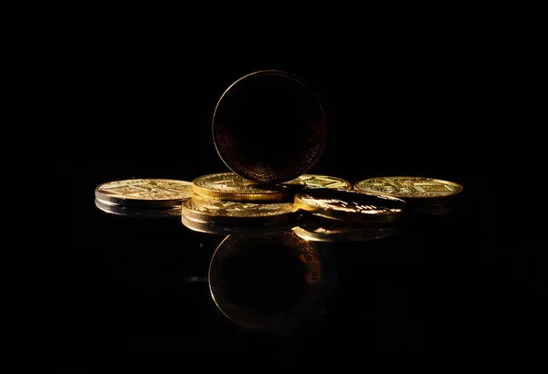 Piyasadaki karanlık altyazı. Siyah ayna yüzeyine karşı bozuk paraların üzerinde yeni bir kripto para. Siyah kripto simgesi. İsimsiz ya da isimsiz para. Bağımsız ahır parası. Alternatif dijital varlık tipi.