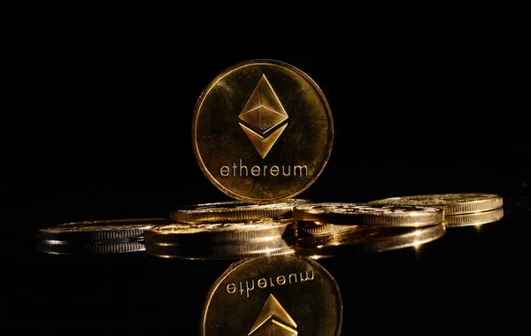 Neue Kryptowährung Ethereum Eth Auf Einer Spitze Von Bitcoin Münzen Stockfoto