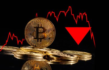 Kripto çöküyor. Ayı pazarına üzerinde bitcoin logosu olan altın sikkeler. Lider kripto para birimi Bitcoin BTC 'nin geri çekilmesi. Merkezi olmayan dijital para birimi düştü. Siyah arkaplanda elektronik para