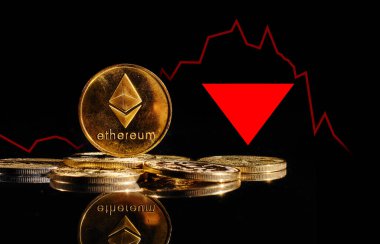 Kripto çöküyor. Ayı pazarına üzerinde eter logosu olan altın sikkeler. Ticarette kripto para birimi Ethereum ETH 'nin geri çekilmesi. Merkezi olmayan dijital para birimi düştü. Blockchain öldü. Sanal para paradoksu