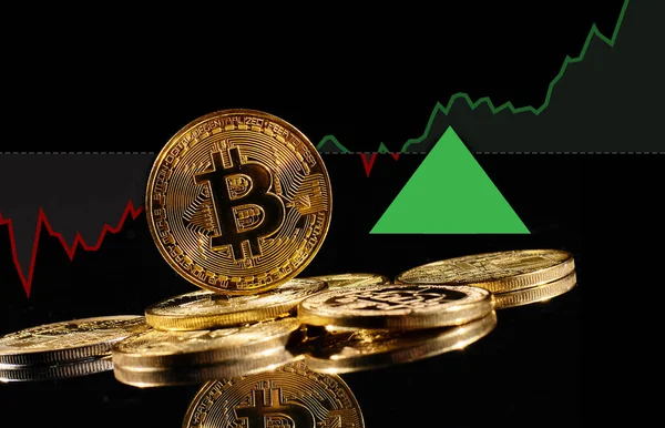 Boğa pazarında bitcoin logosu olan altın paralar yükseliyor. Lider şifreli para birimi Bitcoin BTC ticarette yükseliyor. Merkezi olmayan dijital para biriminin fiyatı artıyor. Siyah arkaplanda elektronik para