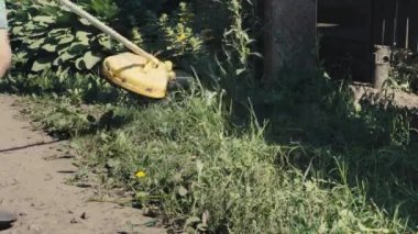 Amatör, taşla temas ettiğinde yıldız şeklinde çelik bıçaklarla benzin fırçasını kırmış. Çim biçme makinesi ve fırça bıçakları kullanırken kaza oldu. El yapımı fırça testeresi kazası