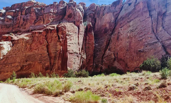 Increíble Acantilado Arenisca Cúpulas Superlativas Con Tumbleweeds Caluroso Día Verano —  Fotos de Stock