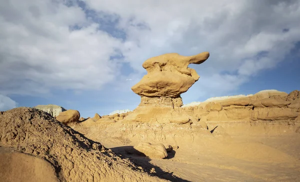 この世界からゴブリンバレー州立公園緑の川ユタ州の奇妙な半砂漠の設定でユニークなキノコ形の砂岩のフードと形成 — ストック写真