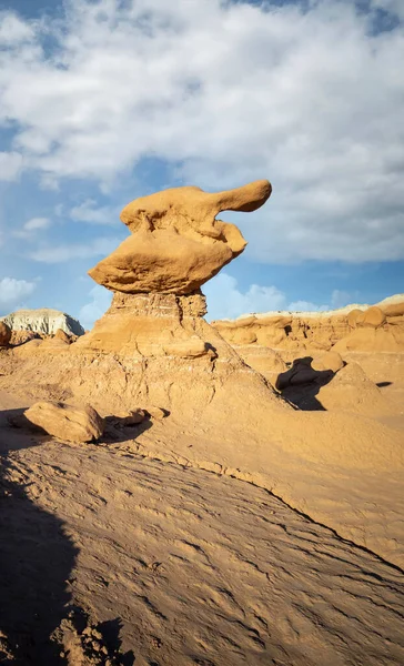 在犹他州绿河的一个奇异的半沙漠环境中 从这个世界上消失的妖精谷州立公园里 形成了独特的蘑菇状的沙岩山楂和沙岩结构 — 图库照片