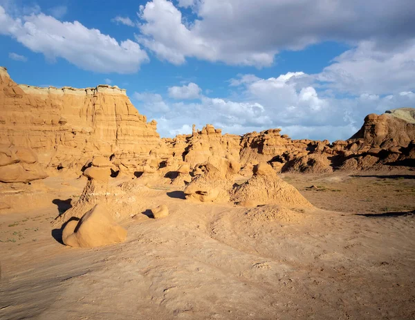 この世界からゴブリンバレー州立公園緑の川ユタ州の奇妙な半砂漠の設定でユニークなキノコ形の砂岩のフードと形成 — ストック写真
