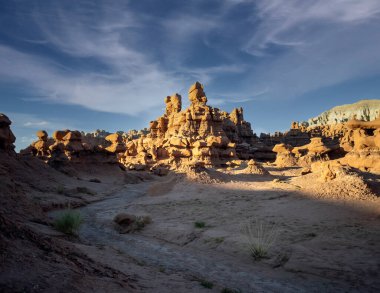 Bu dünyanın dışında Cin Vadisi Eyalet Parkı eşsiz mantar şekilli kumtaşı kabadayıları ve oluşumları Green River Utah 'ta tuhaf bir yarı çöl ortamında.