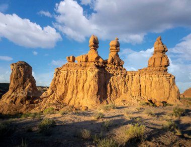Bu dünyanın dışında Cin Vadisi Eyalet Parkı eşsiz mantar şekilli kumtaşı kabadayıları ve oluşumları Green River Utah 'ta tuhaf bir yarı çöl ortamında.
