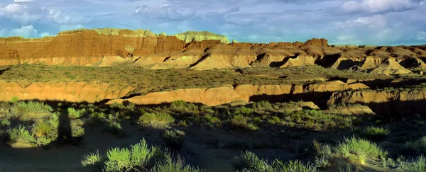 Bu dünyanın dışında Cin Vadisi Eyalet Parkı eşsiz mantar şekilli kumtaşı kabadayıları ve oluşumları Green River Utah 'ta tuhaf bir yarı çöl ortamında.