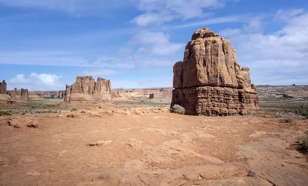 Bländande Arches National Park Sommaren Med Sandsten Formationer Delvis Grumlig — Stockfoto