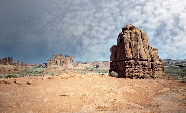 Utah Bulutlu Bir Günde Kumtaşı Oluşumlarıyla Yazın Göz Kamaştıran Arches — Stok fotoğraf