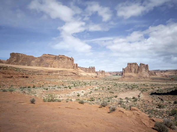 Bländande Arches National Park Sommaren Med Sandsten Formationer Delvis Grumlig — Stockfoto