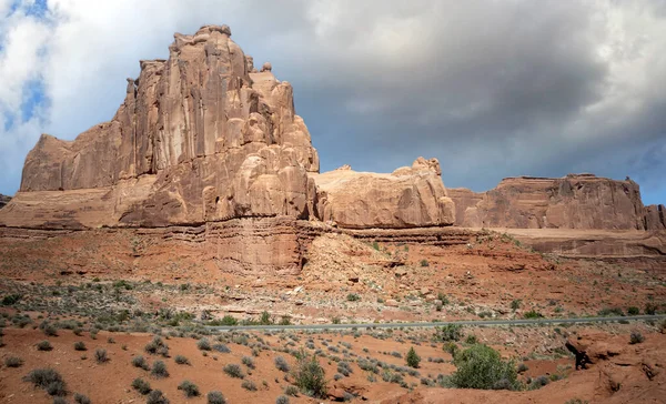 Utah Bulutlu Bir Günde Kumtaşı Oluşumlarıyla Yazın Göz Kamaştıran Arches — Stok fotoğraf