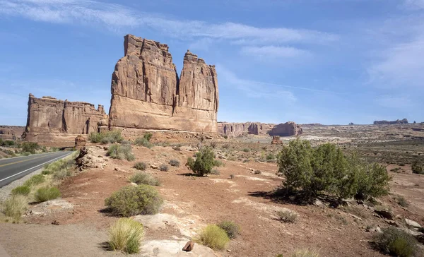 Utah Bulutlu Bir Günde Kumtaşı Oluşumlarıyla Yazın Göz Kamaştıran Arches — Stok fotoğraf