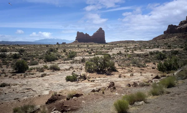Utah Bulutlu Bir Günde Kumtaşı Oluşumlarıyla Yazın Göz Kamaştıran Arches — Stok fotoğraf
