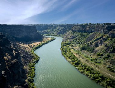 Rüzgârlı Yılan Nehri, parçalı bulutlu bir günde yazın Pasifik 'in kuzeybatısından akıyor.