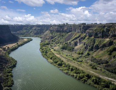 Rüzgârlı Yılan Nehri, parçalı bulutlu bir günde yazın Pasifik 'in kuzeybatısından akıyor.