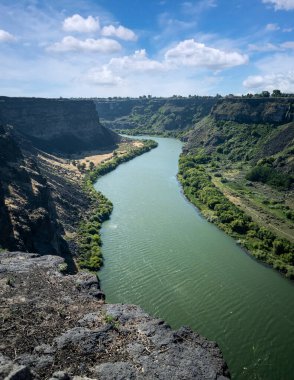 Rüzgârlı Yılan Nehri, parçalı bulutlu bir günde yazın Pasifik 'in kuzeybatısından akıyor.