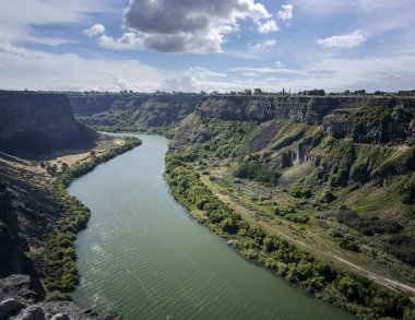 Rüzgârlı Yılan Nehri, parçalı bulutlu bir günde yazın Pasifik 'in kuzeybatısından akıyor.