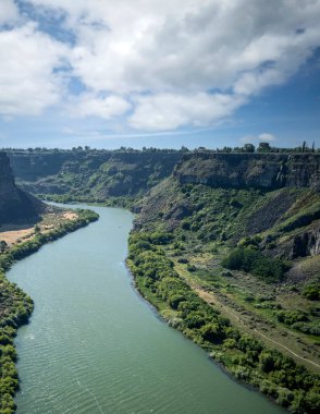 Rüzgârlı Yılan Nehri, parçalı bulutlu bir günde yazın Pasifik 'in kuzeybatısından akıyor.