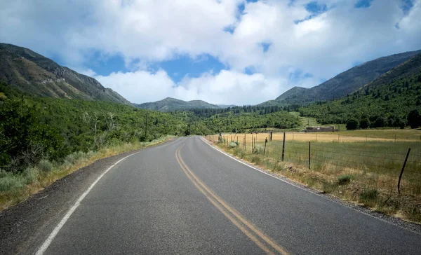 Cielo Nublado Con Carretera Cálido Día Verano Bosque Nacional Uinta Fotos de stock libres de derechos