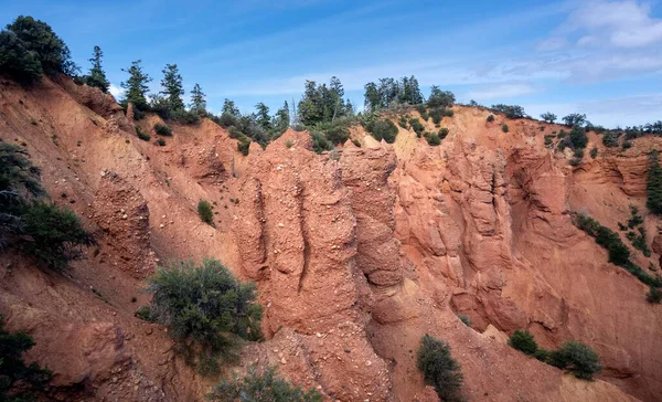 美しい悪魔ユタ州のユータ国立の森で素晴らしい夏の日にキッチン砂岩の列とユニークな形成 — ストック写真