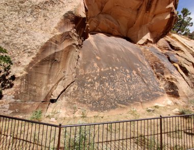 Kanyonlarda hiyeroglifli tarihi gazete Rock Trail Ulusal Park Utah
