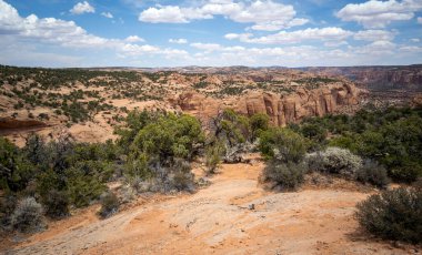 Kayenta Arizona 'nın dışındaki Navajo Ulusal Anıtı' nda antik uçurum konutları ve muhteşem kanyonlar