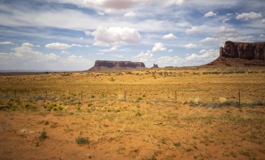 Parçalı bulutlu bir günde Oljato Anıt Vadisi Arizona 'nın nefes kesici manzarası