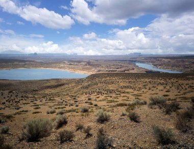 Etkileyici Wahweap Körfezi, Powell Gölü Arizona 'da sıcak bir yaz gününde.