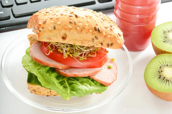 Comer en el lugar de trabajo — Foto de Stock