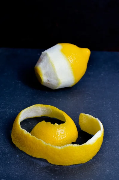 Limon siyah bir arka plan. Soyulmuş limon