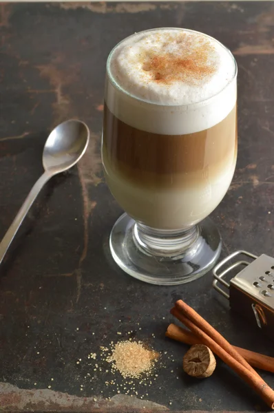 Egy csésze kávé tejeskávé — Stock Fotó