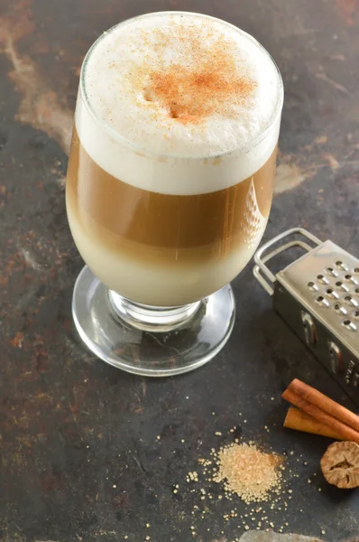 Zimt-Latte. Kaffee auf dunklem Hintergrund — Stockfoto