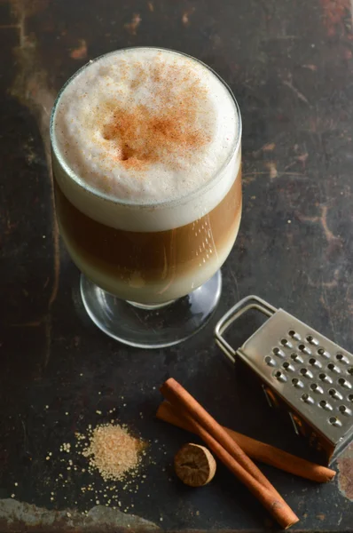 Zimt-Latte. Kaffee auf dunklem Hintergrund — Stockfoto