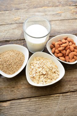 Farklı vegan süt cam. Badem sütü, sezame süt ve oatm