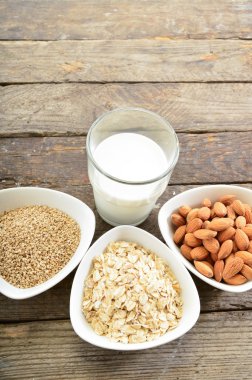 Farklı vegan süt cam. Badem sütü, sezame süt ve oatm