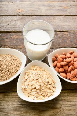 Farklı vegan süt cam. Badem sütü, sezame süt ve oatm