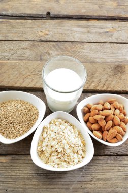 Farklı vegan süt cam. Badem sütü, sezame süt ve oatm