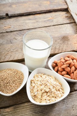 Farklı vegan süt cam. Badem sütü, sezame süt ve oatm