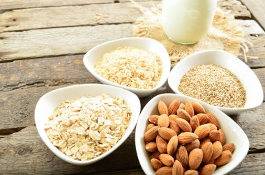 Farklı vegan süt cam. Badem sütü, sezame süt ve oatm